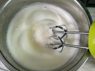 奶油蛋糕卷,泡沫细腻的时候加入三分之一白糖