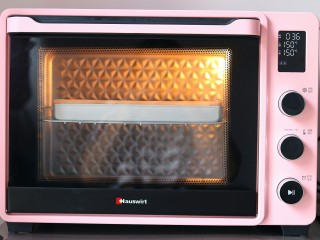 奶油蛋糕卷,放入预热好的烤箱中层150度烤30-40分钟，具体时间温度根据自己烤箱脾气