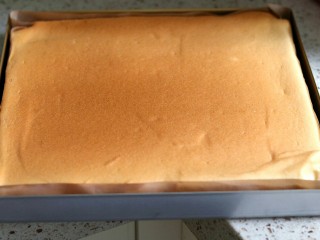 奶油蛋糕卷,烤好连同油布拎到冷却架上放凉