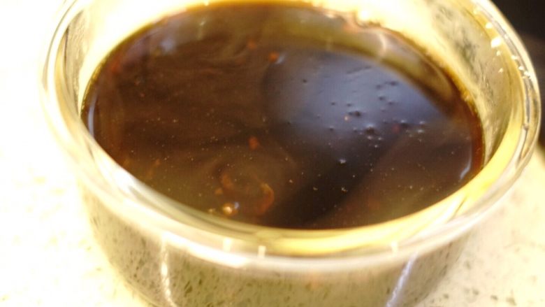 钟水饺,复制酱油做好啦…… 这种复制酱油是利用率很高的，你做凉拌菜、炒饭、担担面、凉面都会用到的！