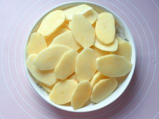 咸香土豆泥曲奇,切成薄片。