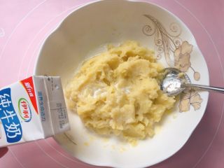 咸香土豆泥曲奇,加入适量纯牛奶搅拌均匀（牛奶要一点点的加入，边加边搅拌），搅拌至顺滑的土豆泥就可以了。