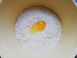 韭菜鸡蛋饺子,面粉里打入一枚鸡蛋，使饺子皮口感更柔软