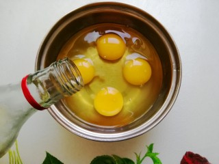 韭菜鸡蛋饺子,鸡蛋打入碗中，倒1勺料酒可有效去腥，还能使炒出的鸡蛋口感更松软