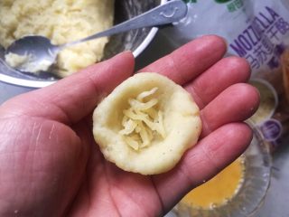 芝士土豆球——土豆的N种吃法2,取适量土豆泥，搓圆后中间挖个凹槽，放入芝士碎