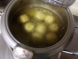 芝士土豆球——土豆的N种吃法2,入油锅，小火炸