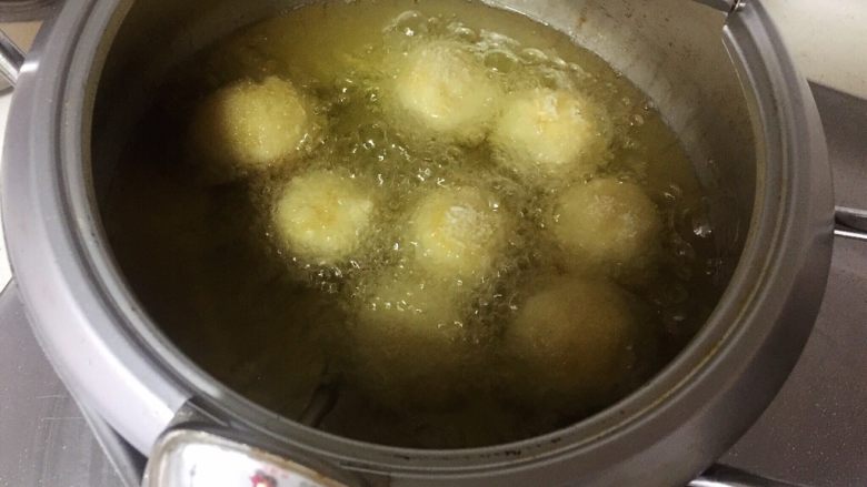 芝士土豆球——土豆的N种吃法2,入油锅，小火炸