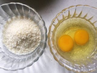 芝士土豆球——土豆的N种吃法2,鸡蛋和面包糠也准备好（其实一个鸡蛋就够了，多一个就是为了滚蛋液的时候容易操作）