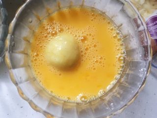 芝士土豆球——土豆的N种吃法2,搓圆后放入蛋液里洗个澡