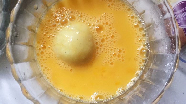 芝士土豆球——土豆的N种吃法2,搓圆后放入蛋液里洗个澡
