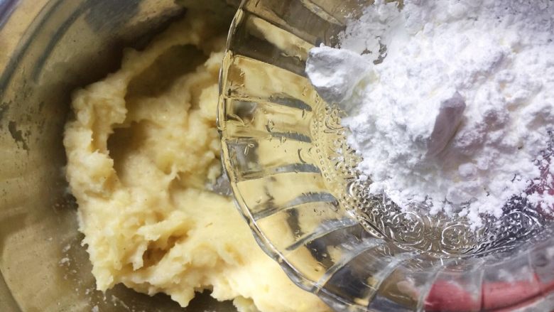 芝士土豆球——土豆的N种吃法2,加淀粉，拌匀