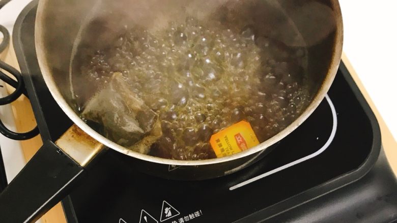 家庭自制珍珠奶茶,煮开后.开小火慢煮12-20分钟.保持微微翻滚的状态.不要沸腾.