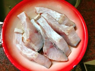 煎煮草鱼,把用盐腌制过的草鱼洗净。