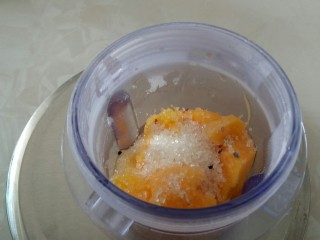 芒果冰沙,切块放入料理杯中，加入10凉开水，白糖。