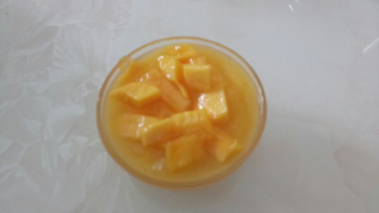 芒果冰沙,倒入碗里，撒上芒果粒。