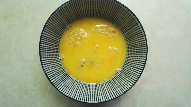 菜心腊肠玉米蛋炒饭,用筷子搅散鸡蛋