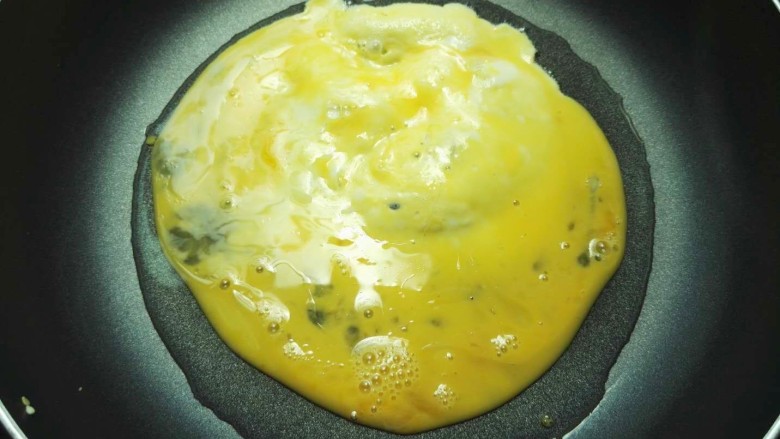 菜心腊肠玉米蛋炒饭,油热后倒进打散的鸡蛋