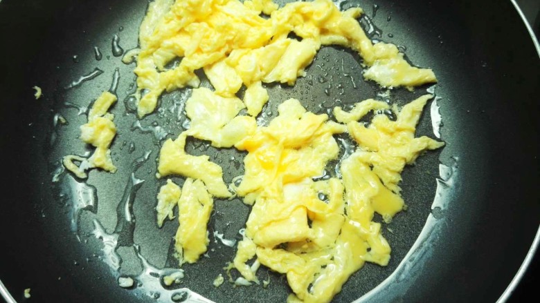 菜心腊肠玉米蛋炒饭,将煎半熟的鸡蛋，用筷子搅散