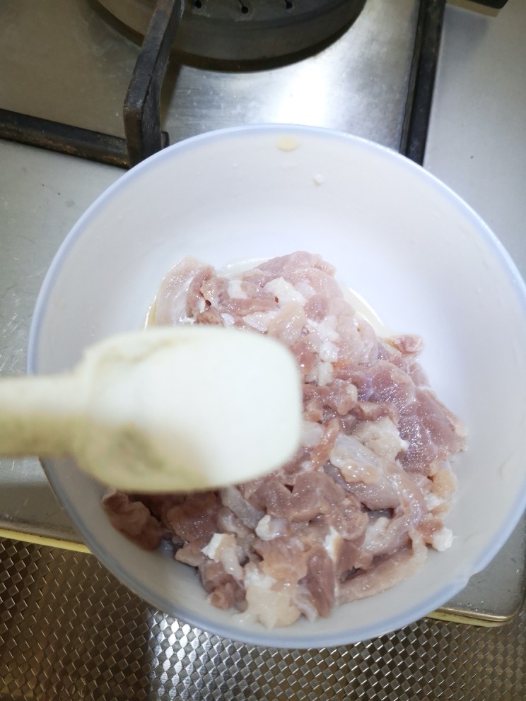 毛豆米茭白炒肉丝,盐