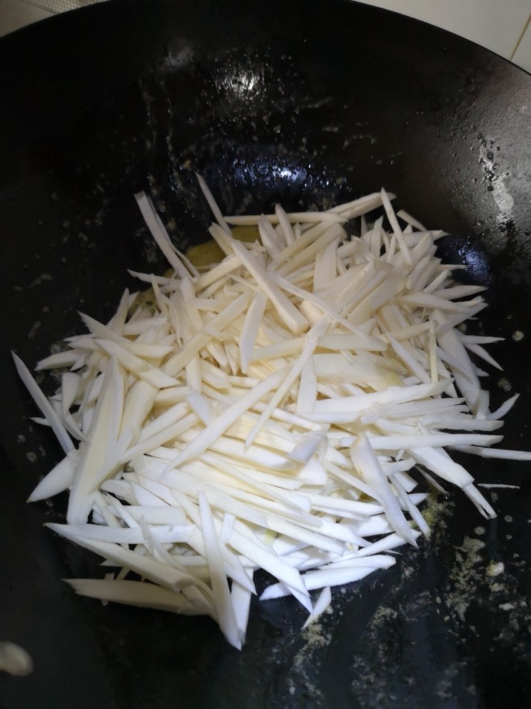 毛豆米茭白炒肉丝,锅里留油下茭白翻炒
