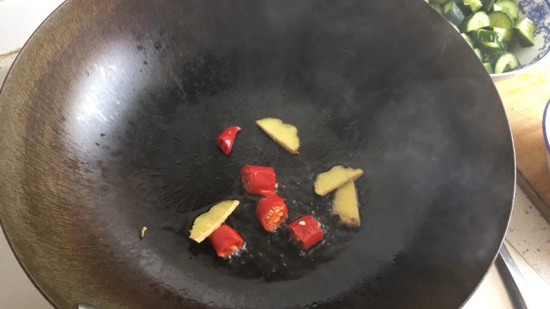 爆炒鸭肫,热锅倒油下入生姜和少许红椒