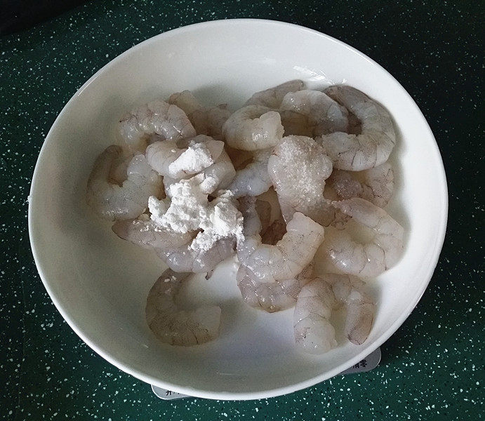 咸蛋黄焗虾仁 ,放至盘中加：食盐、淀粉轻轻揉搓掉表面黏液
