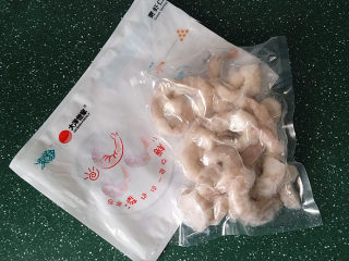 咸蛋黄焗虾仁 ,选用的是冷冻青虾仁，也可以用新鲜现剥虾仁