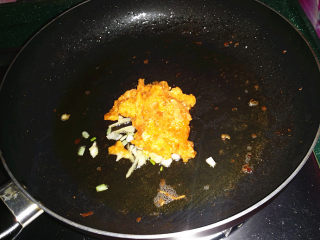 咸蛋黄焗虾仁 ,留底油，下剩余葱姜蒜爆香，再倒入咸蛋黄碎