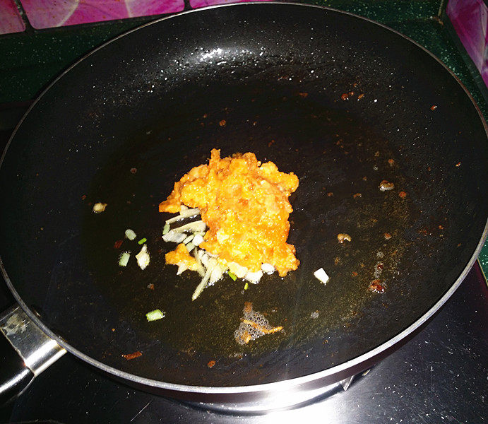 咸蛋黄焗虾仁 ,留底油，下剩余葱姜蒜爆香，再倒入咸蛋黄碎