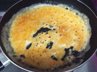 咸蛋黄焗虾仁 ,开中小火将咸蛋黄，慢慢炒出油沙油沫来