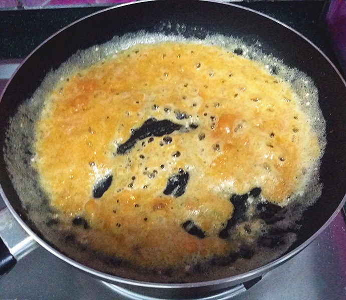 咸蛋黄焗虾仁 ,开中小火将咸蛋黄，慢慢炒出油沙油沫来