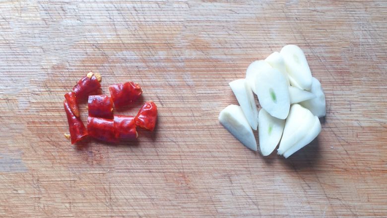 雪菜炒毛豆,蒜去皮切片，干辣椒切碎备用。