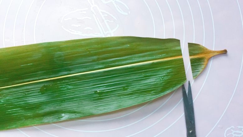 红豆红枣粽,开始包粽子：取一张粽叶，用厨房专用小剪刀修剪两头；