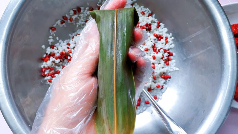 红豆红枣粽,如图把粽叶折过去，盖住糯米；