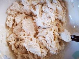 香葱千层饼,将酵母水倒入面粉碗中用筷子搅成絮状
