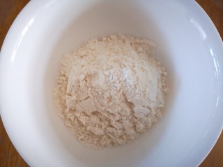 香葱千层饼,在醒面同时准备油酥：取50克面粉