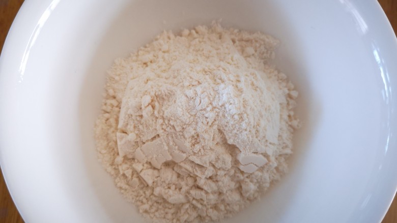 香葱千层饼,在醒面同时准备油酥：取50克面粉