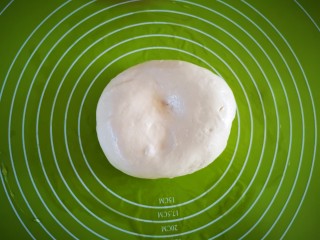 香葱千层饼,揉面垫上刷少许植物油(熟)后将醒好的面团放在上面