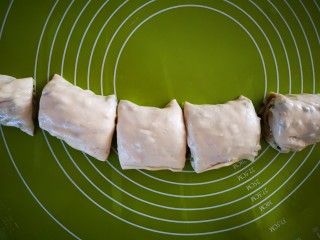 香葱千层饼,用刮板切成小块