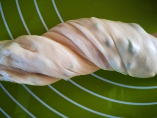 香葱千层饼,取一块用双手捏住两端切口后反方向扭转