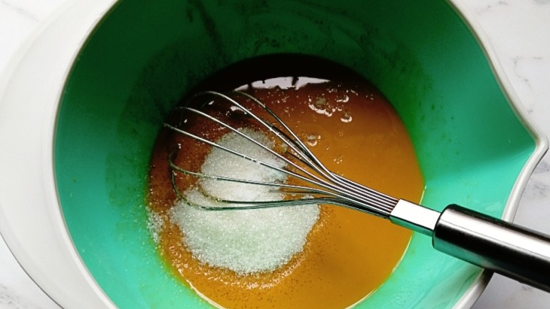 花生酥（简单版）,倒入细砂糖（或者糖粉）和盐继续搅拌均匀