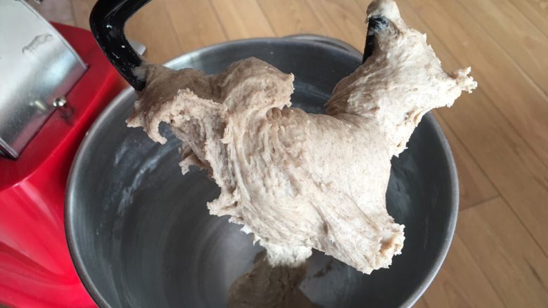 黑麦肉松奶酪面包,搅拌20分钟，检查面团硬湿度，太湿太干都可以补救。