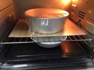 黑麦肉松奶酪面包,烤箱发酵档，面团滚圆放入模具，盖上保鲜膜发酵60分钟，底部放热水。