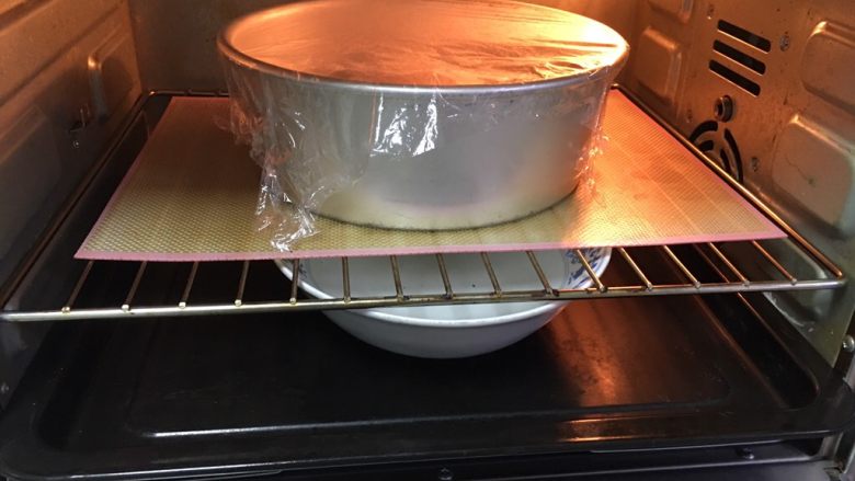 黑麦肉松奶酪面包,烤箱发酵档，面团滚圆放入模具，盖上保鲜膜发酵60分钟，底部放热水。