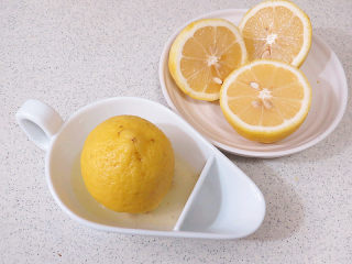 清新爽口多用途的抹酱【柠檬凝乳】,两个柠檬切半挤汁
