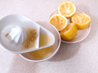 清新爽口多用途的抹酱【柠檬凝乳】,柠檬汁滤掉核倒入大碗