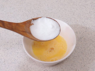 清新爽口多用途的抹酱【柠檬凝乳】,鸡蛋打成蛋汁，蛋汁加入砂糖充分混合