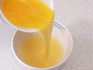 清新爽口多用途的抹酱【柠檬凝乳】,蛋液再倒入和水混合好的柠檬汁内