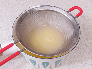 清新爽口多用途的抹酱【柠檬凝乳】,过筛后倒入小锅中