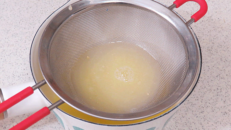 清新爽口多用途的抹酱【柠檬凝乳】,过筛后倒入小锅中